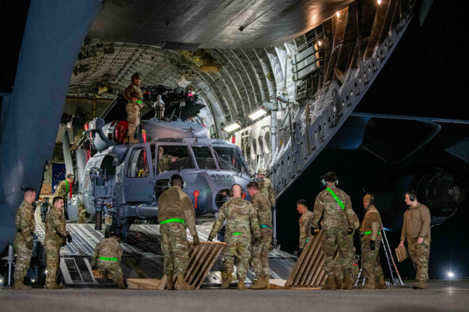 Aviadores de las Fuerzas Aéreas de EE.UU. de la 33ª Unidad de Mantenimiento de Helicópteros y de la 718ª Unidad de Mantenimiento de Aeronaves descargan un HH-60W Jolly Green II en la Base Aérea de Kadena, Japón, 26 de enero de 2024. El HH-60W está diseñado para operaciones de misión crítica que incluyen recuperación de personal, misiones humanitarias, búsqueda y rescate civil, ayuda en catástrofes, evacuación médica y evacuaciones de no combatientes. (Foto de las Fuerzas Aéreas de EE.UU. por el aviador de primera clase Jonathan R. Sifuentes).