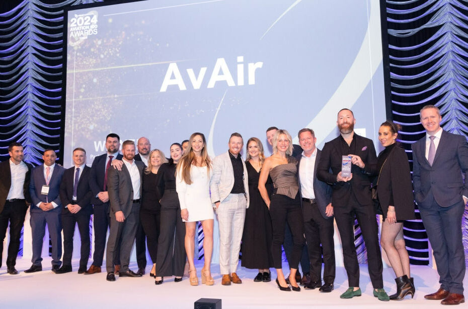 El equipo de AvAir acepta el premio al proveedor de recambios del año, Airline Econimics Aviation 100 Awards 2024, RDS, Dublín. Enero de 2024 ©AvAir