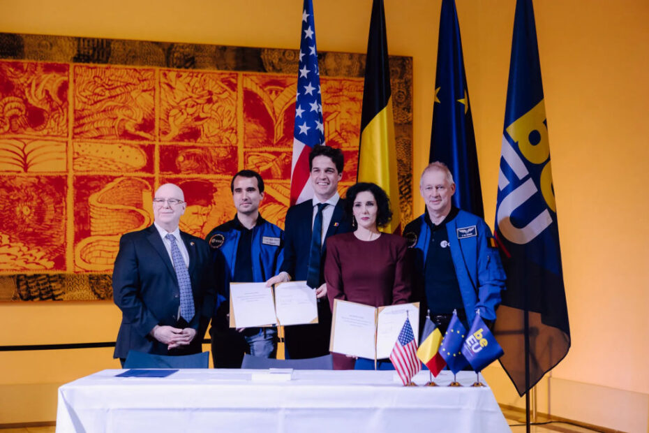 De izquierda a derecha: Tim Richardson, encargado de negocios de la Embajada de Estados Unidos en Bélgica, Raphaël Liégeois, astronauta belga, Thomas Dermine, Secretario de Estado belga de Política Científica, Hadja Lahbib, Ministra belga de Asuntos Exteriores, y Frank De Winne, astronauta belga, durante la ceremonia de firma de los Acuerdos Artemis en Bruselas. Crédito: Nathan De Fortunato