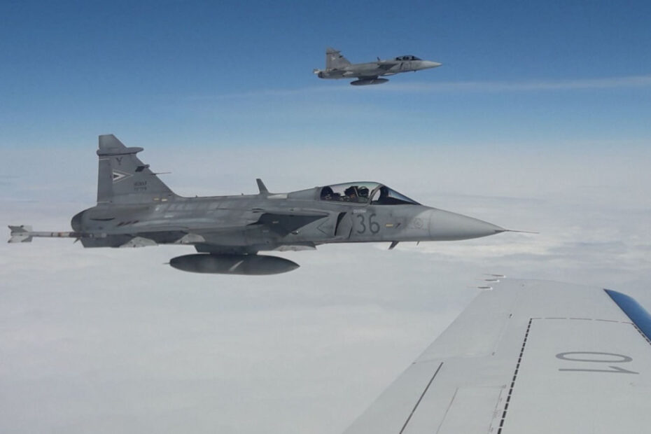 Desde 2014, los cazas húngaros JAS-39 Gripen de la base aérea húngara de Kecskemét garantizan la disponibilidad de interceptores de la OTAN para la policía aérea sobre Eslovenia. Foto de archivo de un entrenamiento de las Fuerzas Armadas eslovenas.