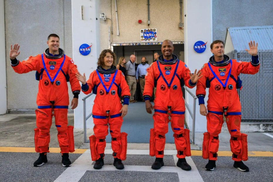 Los miembros de la tripulación del Artemis II (de izquierda a derecha) Jeremy Hansen, astronauta de la CSA (Agencia Espacial Canadiense), y Christina Koch, Victor Glover y Reid Wiseman, astronautas de la NASA, parten del cuartel de tripulación de astronautas en el edificio de operaciones y control Neil Armstrong hacia los vehículos de transporte de la tripulación de Artemis antes de desplazarse a la plataforma de lanzamiento 39B como parte de una prueba integrada de los sistemas de tierra en el Centro Espacial Kennedy en Florida el miércoles 20 de septiembre, para poner a prueba la cronología de la tripulación para el día del lanzamiento. Imagen: NASA