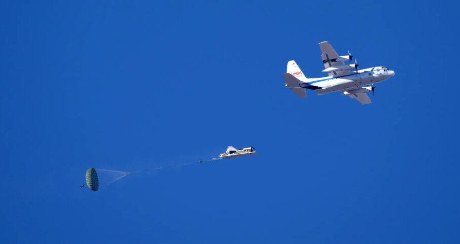 El avión de carga C-130 de la NASA suelta un vehículo de pruebas en forma de dardo sobre el Yuma Proving Ground del Ejército de EE.UU. el 9 de enero para iniciar la secuencia de pruebas de un sistema de paracaídas del Boeing Starliner. Crédito de la imagen: U.S. Army Yuma Proving Ground