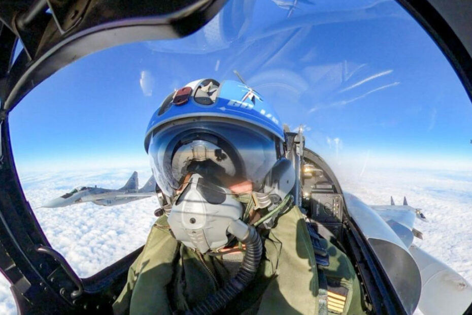 Piloto francés de un Mirage 2000-5 con un MiG-29 polaco detrás a "diez" durante ejercicios combinados de entrenamiento sobre Polonia. Fotografía de la Fuerza Aérea y Espacial francesa.