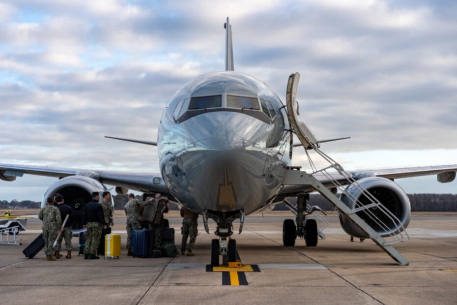 Personal de la 2ª Flota de EE.UU. carga equipaje en un avión C-40 del Cuerpo de Marines que parte hacia Bodø, Noruega, para Steadfast Defender 2024, en la Estación Aérea Naval de Oceana, Virginia, el 7 de febrero de 2024. Steadfast Defender 2024, el mayor ejercicio de la OTAN en décadas, demostrará la capacidad de la OTAN para desplegar rápidamente fuerzas de toda la Alianza para reforzar la defensa de Europa. (Foto de la Marina de los EE.UU. por el Especialista en Comunicación de Masas de 2ª Clase Anderson W. Branch)