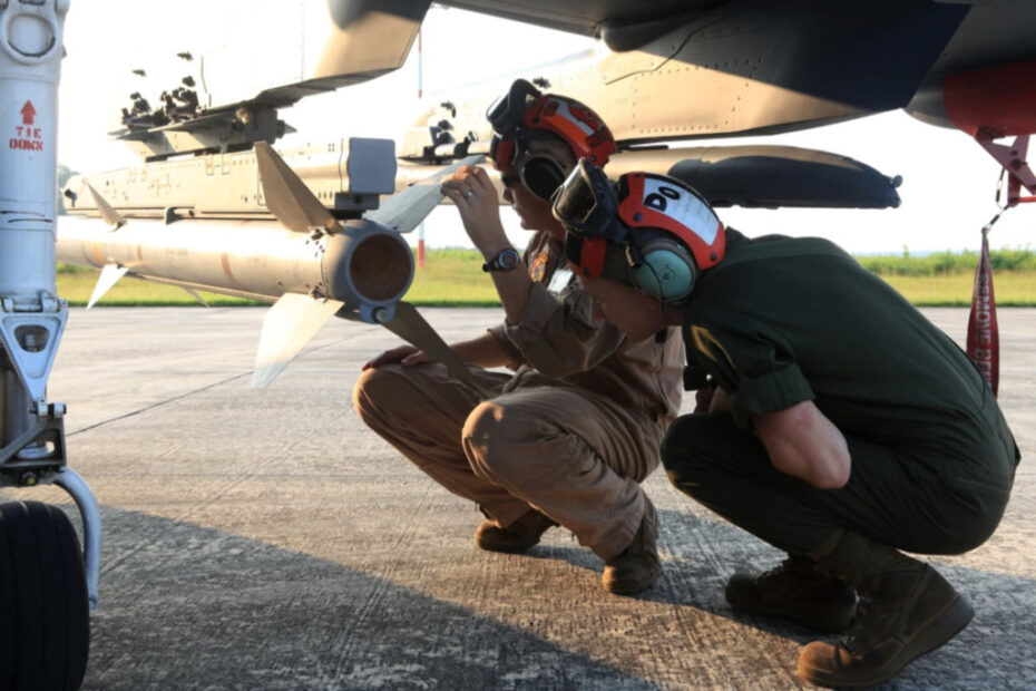 Marines estadounidenses asignados al Escuadrón de Ataque de Marines (VMA) 223 inspeccionan un misil aire-aire de alcance medio avanzado (AMRAAM) AIM-120 a bordo de la Estación Aérea del Cuerpo de Marines Cherry Point, Carolina del Norte, el 7 de agosto de 2014. VMA-223 se convirtió en el primer escuadrón en lanzar un AMRAAM. (Foto del Cuerpo de Marines de los Estados Unidos por el cabo Ashley E. Beckett).