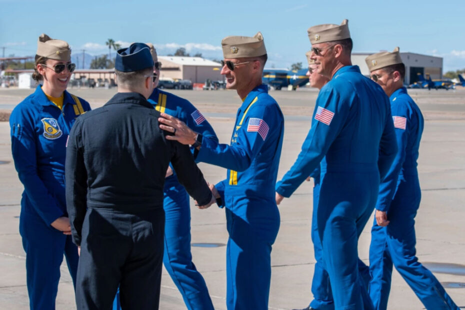 El Escuadrón de Demostración de Vuelo de la Marina de los Estados Unidos, los Blue Angels, dan la bienvenida al Escuadrón de Demostración Aérea de la Fuerza Aérea de los Estados Unidos, los Thunderbirds, a la Instalación Aérea Naval (NAF) El Centro. Los Blue Angels y los Thunderbirds llevarán a cabo un intercambio de entrenamiento conjunto a bordo de NAF El Centro, del 22 de febrero al 1 de marzo, para intercambiar las mejores prácticas y desarrollar la interoperabilidad del equipo en preparación para la temporada de espectáculos de 2024. (Foto de la Marina de los EE.UU. por el Especialista en Comunicación de Masas de 2ª Clase Crayton Agnew)