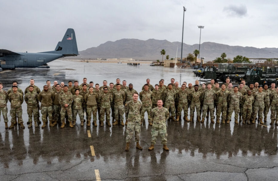 El primer Elemento de Movilidad Aérea de la Fuerza Aérea de EE.UU. posa para una foto durante el Ejercicio Bamboo Eagle 24-1 en la Base Aérea de Nellis, Nevada, el 4 de febrero de 2024. En la primera edición del ejercicio Bamboo Eagle, el Mando de Movilidad Aérea puso a prueba un nuevo concepto de Sistema Global de Apoyo a la Movilidad Aérea: un AME dirigido por la 515ª Ala de Operaciones de Movilidad Aérea. El AME estaba compuesto por cuatro paquetes de fuerzas más pequeños denominados Equipos de Movilidad Aérea, que procedían de los Escuadrones de Movilidad Aérea de la Base Aérea de Yokota (Japón), la Base Aérea de Osan (Japón), la Base Conjunta de Elmendorf-Richardson (Alaska) y la Base Conjunta de Pearl Harbor-Hickam (Hawai). Con la adición de un Elemento de Fuerza de Liderazgo que proporcionaba mando y control general y servía de enlace con los altos mandos en nombre de sus equipos, la AME integró los requisitos dinámicos del teatro de operaciones y asesoró sobre las capacidades del GAMSS. El AME se empleó para generar efectos rápidos de movilidad global a escala de todo el teatro de operaciones para maniobrar la fuerza conjunta, así como movimientos de entrada y salida de la estación aérea naval de North Island (California). (Fotografía de la Fuerza Aérea de EE.UU. por el sargento técnico Curt Beach).