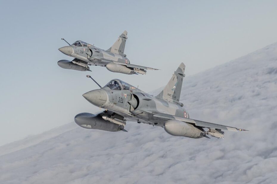Dos cazas franceses Mirage 2000-5 desplegados en una base sueca para practicar procedimientos de Empleo Ágil en Combate (ACE). Foto de archivo de Arnaud Chamberlin.