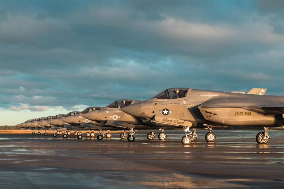 Jets F-35B Lightning II del Cuerpo de Marines de EE.UU. con el Escuadrón de Ataque de Cazas de Marines (VMFA) 542 estacionados antes de las operaciones de vuelo en preparación para el Ejercicio Nordic Response 24 en Noruega. El ejercicio es el primer ejercicio operativo en el extranjero de la unidad como un escuadrón de aviones F-35B Lightning II. Foto de Orlanys Diaz Figueroa.