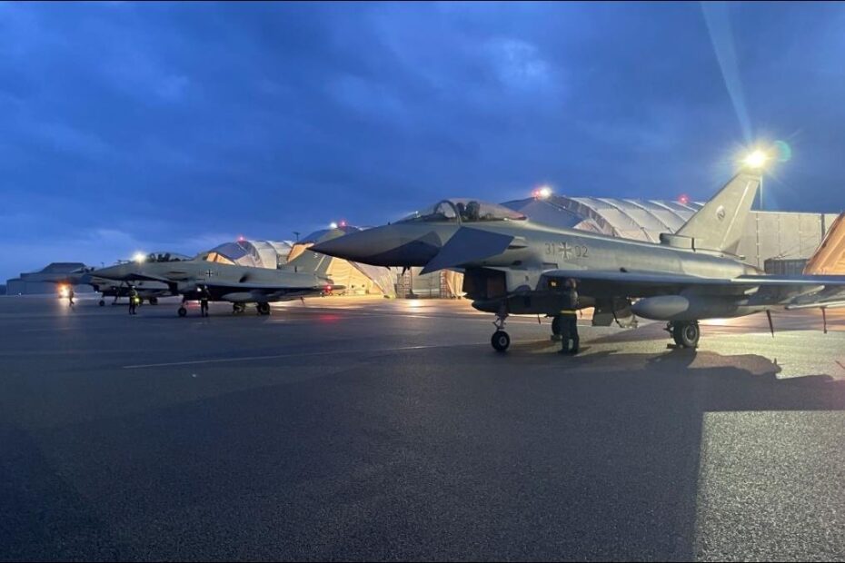 El primer vuelo de tres Eurofighters alemanes aterrizó sin contratiempos en su nueva base operativa temporal de Letonia. Fotografía de Florian Herrmann.
