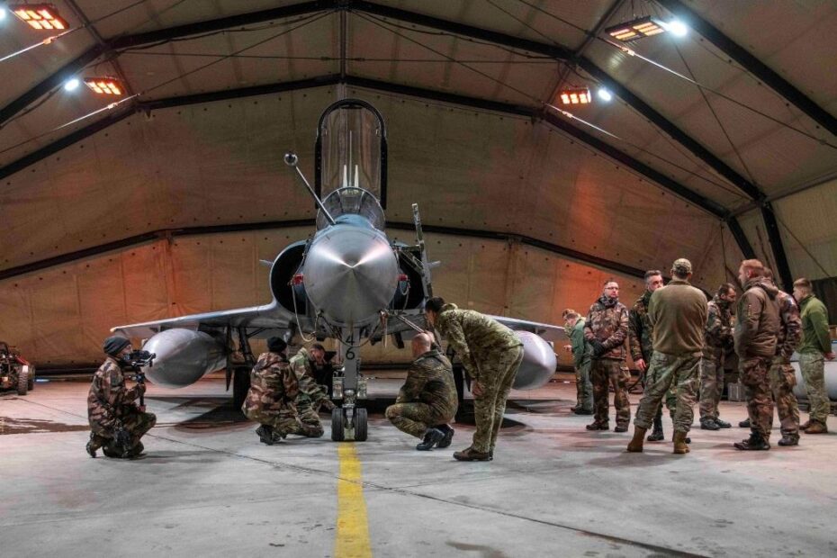 Del 19 al 23 de febrero tuvo lugar en la Base Aérea de Šiauliai un ensayo multinacional de interoperabilidad de equipos; se ve a los expertos con el Mirage 2000-5 de las Fuerzas Aéreas y Espaciales francesas. Fotografía de Etat-Major des Armées, Francia.