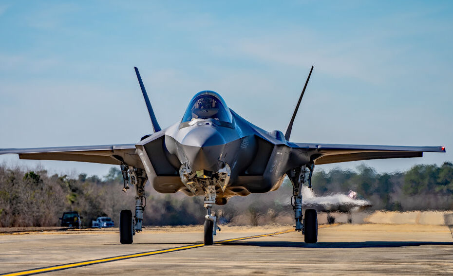 Un F-35 Lightning II rueda sobre la pista durante el ejercicio "Maple Thunder", en el aeródromo North Auxiliary, Base Conjunta Charleston, Carolina del Sur, 30 de enero de 2024. Aviadores de la 158ª FW participan en Maple Thunder para poner en práctica el concepto de Agile Combat Employment. (Foto de la Fuerza Aérea de EE.UU. por el Dr. Sandeep Mulgund)