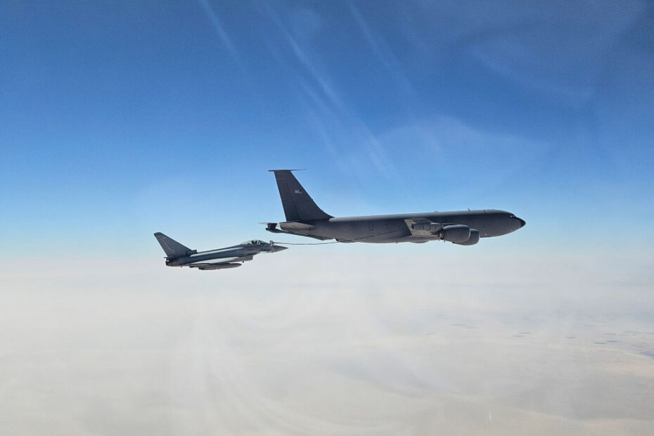 Un KC-135R Stratotanker de la Fuerza Aérea de Estados Unidos reabastece de combustible a un Typhoon de la Real Fuerza Aérea durante el ejercicio Spears of Victory organizado por la Real Fuerza Aérea Saudí, en un lugar no revelado sobre la zona de responsabilidad del Mando Central de Estados Unidos, el 13 de febrero de 2024. En el ejercicio organizado por la Real Fuerza Aérea Saudí participaron ocho socios internacionales. El entrenamiento puso de relieve la capacidad del grupo para operar en plataformas y sistemas de armas similares, mejorando su capacidad para proporcionar estabilidad regional. (Foto de la Fuerza Aérea de Estados Unidos)