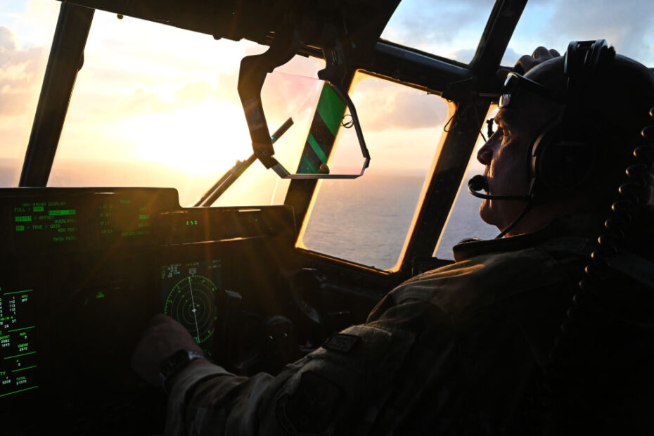 El teniente coronel de la Fuerza Aérea de EE.UU. Kendall Dunn, piloto del Ala 403, vuela un C-130J Super Hercules durante un ejercicio de evacuación aeromédica Cope North 24 en Tinian, Islas Marianas del Norte, el 11 de febrero de 2024. Los ejercicios multinacionales a gran escala en la región Indo-Pacífica actúan como multiplicadores de fuerza en la región, construyendo juntos una fuerza más integrada y letal. (Foto de las Fuerza Aérea de EE.UU. por el sargento Gerald R. Willis)