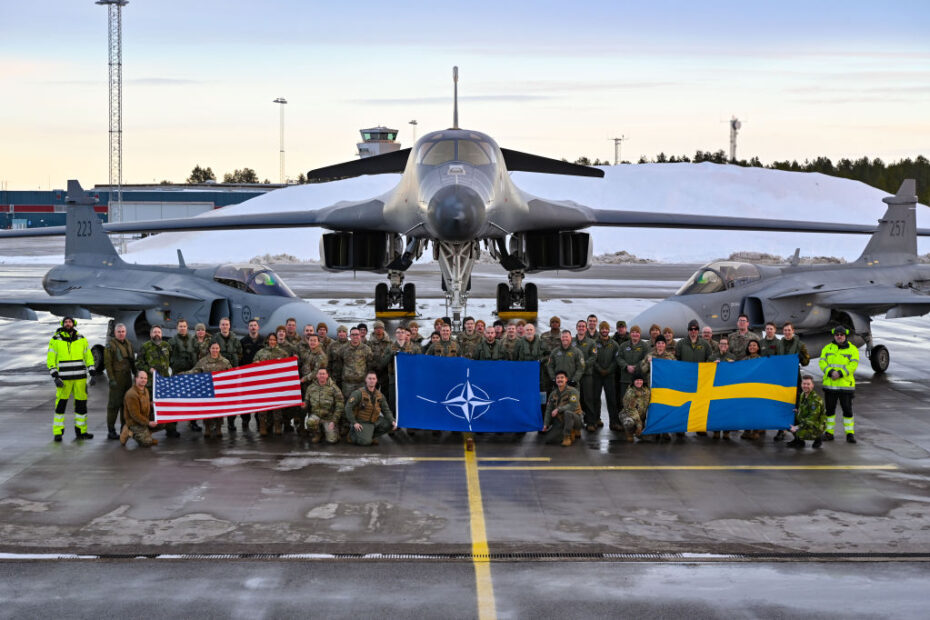 Aviadores de la Fuerza Aérea de EE.UU. asignados a la 28ª Ala de Bombardeo, Base de la Fuerza Aérea de Ellsworth, Dakota del Sur, posan para una foto de grupo junto a personal militar sueco delante de un B-1B Lancer y dos Saab JAS 39 Gripens en la Base Aérea de Luleå-Kallax, Suecia, 26 de febrero de 2024, durante la Bomber Task Force 24-2. Las operaciones BTF proporcionan a los líderes de EE.UU. opciones estratégicas para asegurar a los aliados y socios, al tiempo que disuaden de posibles agresiones adversarias en todo el mundo. (Foto de la Fuerza Aérea de EE.UU. por el sargento Jake Jacobsen).