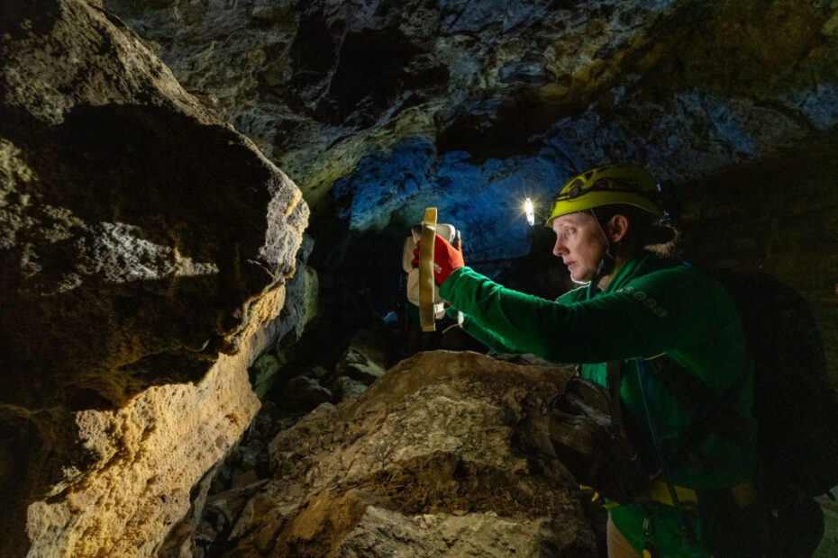 La astronauta de la NASA Jessica Wittner utiliza un primer diseño de la cámara lunar Artemis para tomar fotos durante un entrenamiento de campo geológico planetario en Lanzarote, España. Agencia Espacial Europea / A. Romero