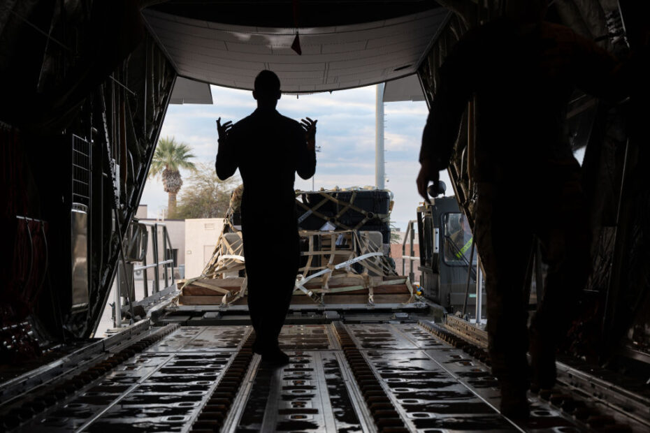 Foto: Airman 1st Class Jordan McCoy | U.S. Air Force Airmen assigned to the 40th Air Lift Squadron and 515th Air Mobility Element (AME) load equipment onto a C-130J Super Hercules in support of Bamboo Eagle 24-1 at Nellis Air Force Base, Nevada, Jan. 25, 2023. Durante Bamboo Eagle 24-1, el 515º AME y el 99º Escuadrón de Preparación Logística se centraron en reforzar su capacidad para movilizar rápidamente unidades y dar apoyo a múltiples radios. (Foto de la Fuerza Aérea de EE.UU. por el aviador de primera clase Jordan McCoy)