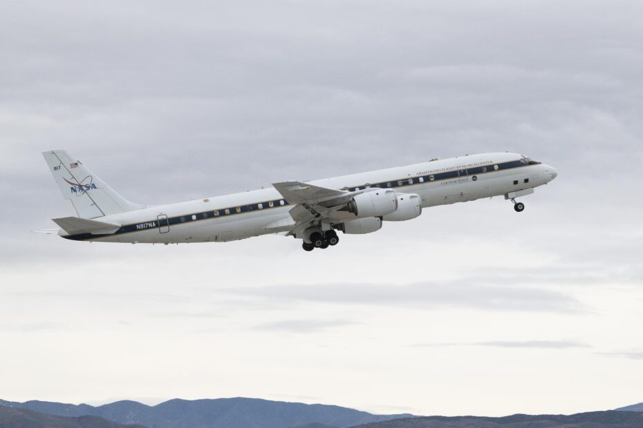El avión DC-8 de la NASA despega del edificio 703 del Centro de Investigación de Vuelos Armstrong de la NASA en Palmdale, California, para realizar vuelos de prueba como parte de la misión de Investigación Aerotransportada y por Satélite de la Calidad del Aire en Asia, o ASIA-AQ, que recogerá datos detallados sobre la calidad del aire en varios lugares de Asia. NASA/Carla Thomas