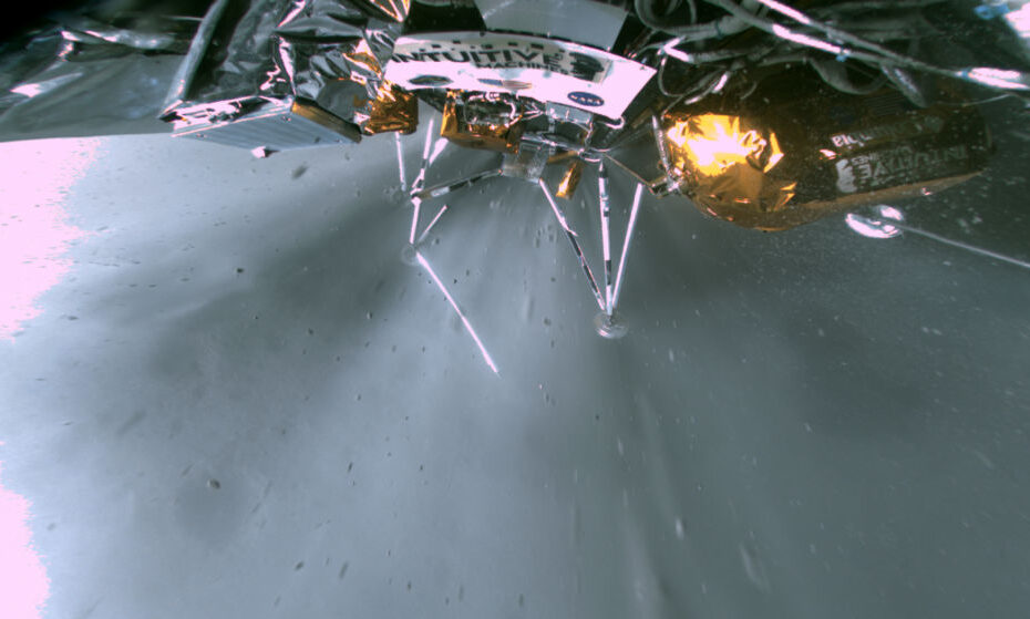 El aterrizaje del Odysseus capturó una pierna, mientras realizaba su tarea principal, absorber el primer contacto con la superficie lunar. El motor de metano líquido y oxígeno líquido del módulo de aterrizaje, aún en funcionamiento, le proporcionó estabilidad. Crédito: Intuitive Machines