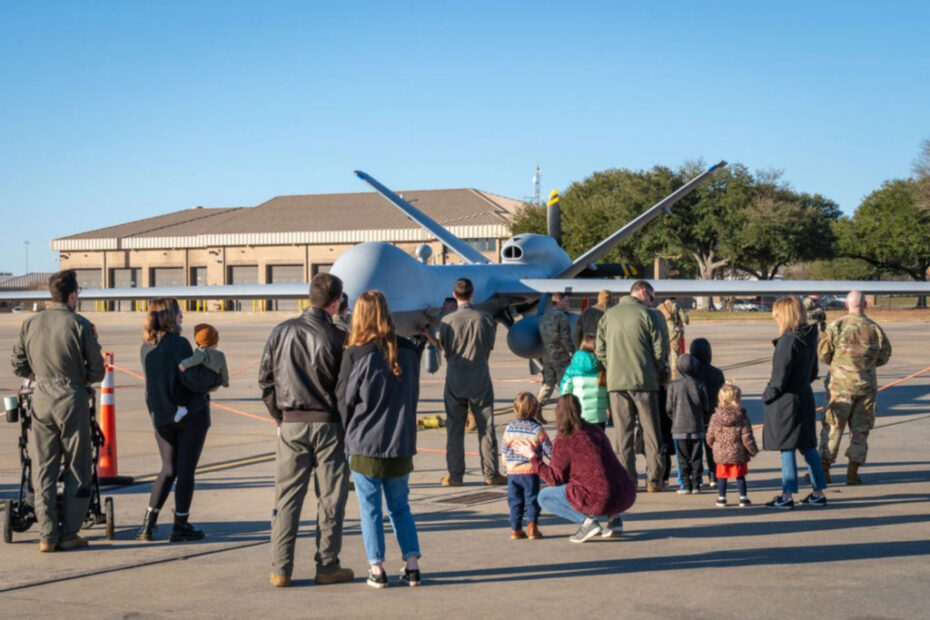 Miembros del servicio estadounidense y familiares asignados a la Base de la Fuerza Aérea Shaw (AFB), Carolina del Sur, observan un MQ-9 Reaper asignado a la Base de la Reserva Aérea March, California, después de aterrizar en la AFB Shaw, el 14 de febrero de 2024. El MQ-9 aterrizó en Shaw AFB por primera vez mientras era pilotado por pilotos del 25º Grupo de Ataque (ATKG). Tras el aterrizaje, el MQ-9 fue exhibido para que los miembros del 25º ATKG y sus familias vieran por primera vez el avión que operan a diario. (Foto de las Fuerza Aérea de EE.UU. por el aviador de primera clase Kyrii Richardson)