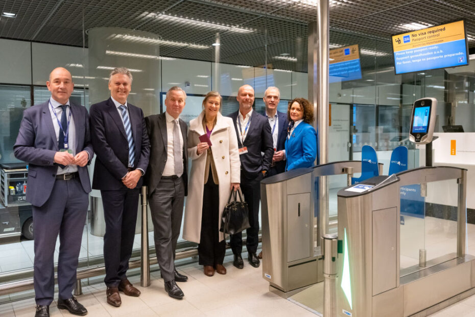 Países Bajos, Aeropuerto de Schiphol, 29-02-2024. La embajadora de los Países Bajos en Canadá, Isabel Schenkelaars, llega a través de la DTC. - Invitados: el Secretario de Estado Eric van der Burg, la DG Migración Annet Bertram, el CEO de Schiphol Robert Carsouw y el CXO de KLM Barry ter Voert. Foto y Copyright: Roger Cremers