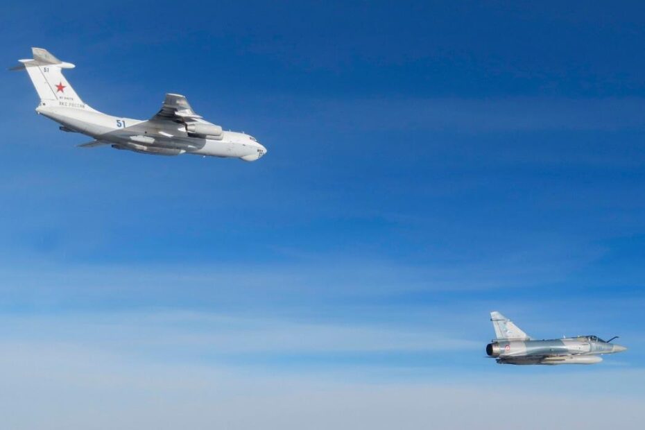 Frente a la costa estonia del Mar Báltico, el Mirage 2000-5 francés escolta a un avión cisterna ruso Il-78 Midas. Fotografía de la Fuerza Aérea y Espacial francesa.