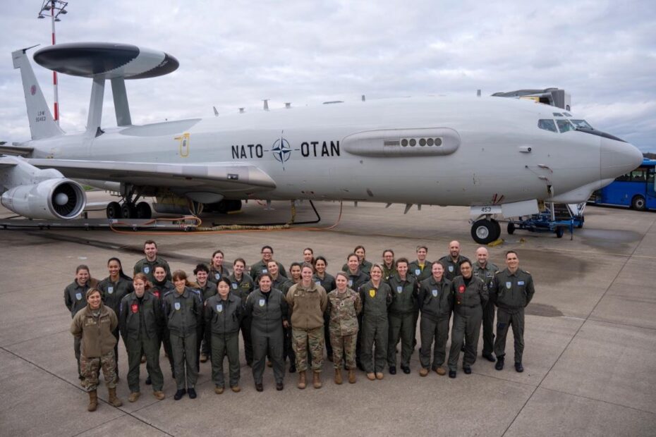 Mujeres asignadas a la Fuerza Aerotransportada de Alerta Temprana y Control de la OTAN se reúnen para una foto de grupo después de realizar el primer vuelo AWACS de la OTAN exclusivamente femenino el 9 de febrero de 2024, en la Base Aérea de la OTAN en Geilenkirchen, Alemania. -Fotografía de la OTAN por el sargento (OR-5) Andrew Sarver.