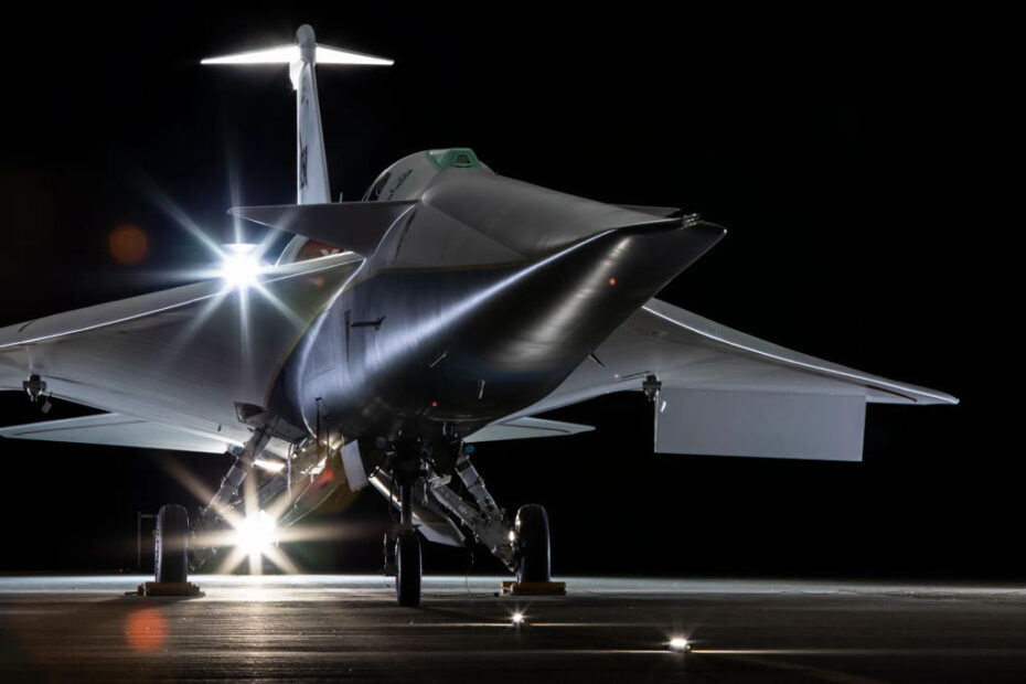 El avión supersónico silencioso de investigación X-59 de la NASA aparece iluminado para una "foto glamorosa", captada antes de su lanzamiento el 12 de enero de 2024 en las instalaciones Skunk Works de Lockheed Martin en Palmdale, donde se construyó el avión. Crédito: Lockheed Martin / Michael Jackson