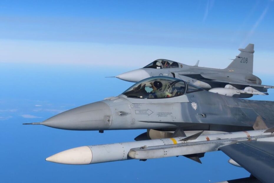 Cazas suecos JAS-39 Gripen realizaron su primera identificación visual como miembro de la OTAN con jets F-16 belgas sobre el Mar Báltico. Foto cortesía de la Fuerza Aérea Belga.