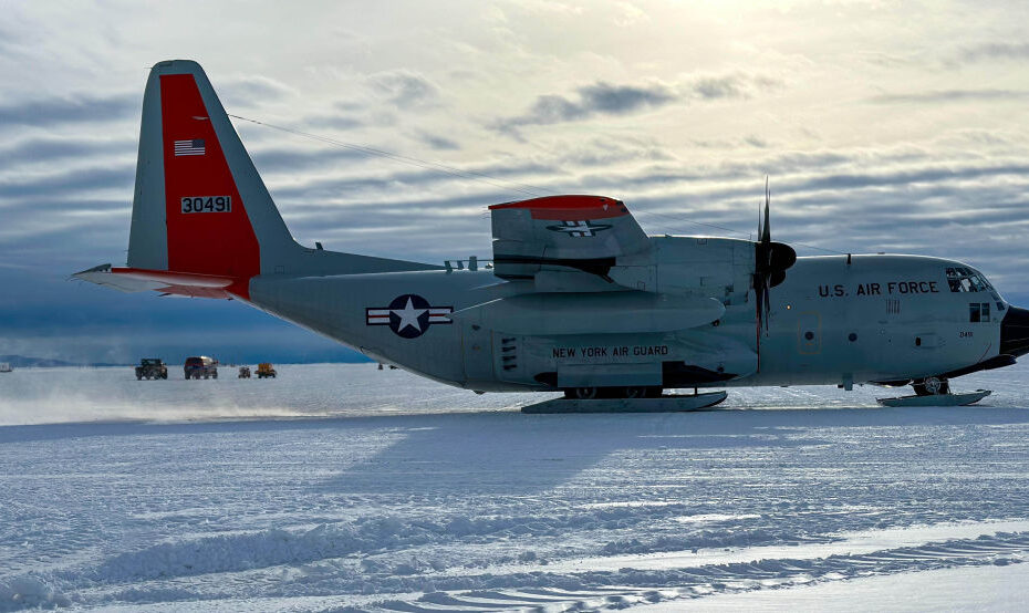 Un Hércules LC-130 asignado a la 109ª Ala de Transporte Aéreo de la Guardia Nacional Aérea de Nueva York se sienta en la pista de hielo en la Antártida, Estación McMurdo, 11 de noviembre de 2023. De octubre de 2023 a marzo de 2024, 366 aviadores asignados al ala transportaron 2,2 millones de libras de carga, 1.500 pasajeros y 68.000 galones de combustible en apoyo de la investigación antártica de la National Science Foundation. Foto de la ANG por Tech. Samantha Allen