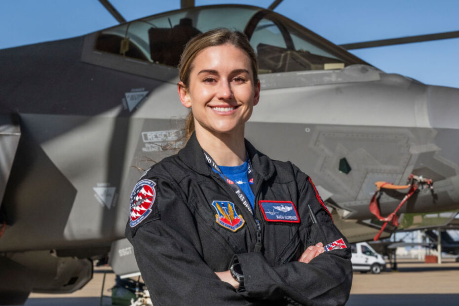 La Capitana de la Fuerza Aérea de EE.UU. Melanie "MACH" Kluesner, piloto y comandante del Equipo de Demostración del F-35A Lightning II, posa para una foto en la Base de la Fuerza Aérea Hill, Utah, 23 de febrero de 2024. Kluesner tomó el mando del Equipo de Demostración del F-35 durante el Curso de Entrenamiento de Vuelo de Herencia del Mando de Combate Aéreo en la Base Davis-Monthan de la Fuerza Aérea, Arizona, el 1 de marzo de 2024. (Foto de la Fuerza Aérea de EE.UU. por la sargento Kaitlyn Ergish)