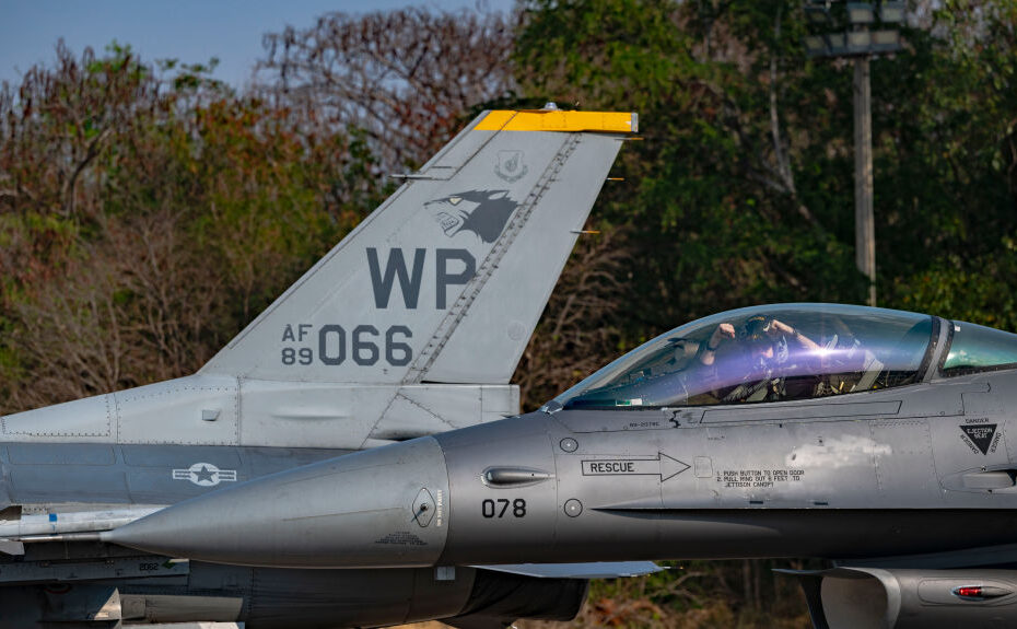 El capitán de la Fuerza Aérea de EE.UU. John Bove, piloto del 80º escuadrón de cazas F-16 Fighting Falcon, realiza un gesto de orgullo del escuadrón al llegar de participar en un escenario de ejercicio de ataque marítimo como parte del ejercicio Cobra Gold 24 en la base de la Real Fuerza Aérea de Tailandia en Korat, Tailandia, 29 de febrero de 2024. Cobra Gold es el mayor ejercicio conjunto en Asia continental y ejemplifica la larga alianza de Estados Unidos con Tailandia. (Foto de la Fuerza Aérea de EE.UU. por la aviadora Karla Parra)