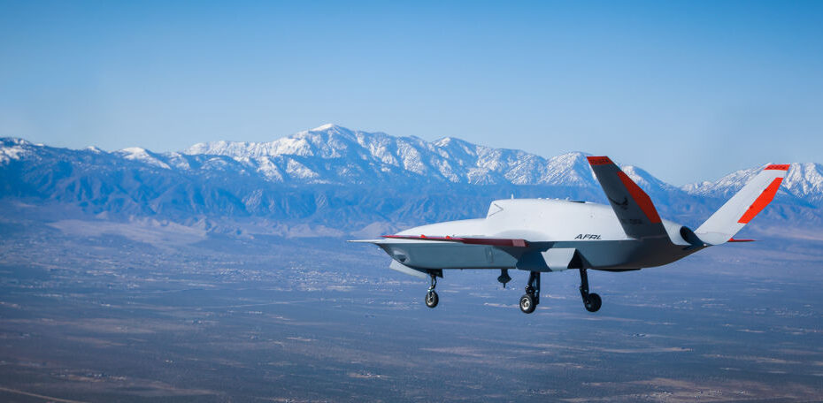 El XQ-67A Off Board Sensing Station del Air Force Research Laboratory y el primero de una segunda generación de plataformas autónomas de colaboración, realiza su vuelo inaugural el 28 de febrero de 2024 desde el aeropuerto Gray Butte Field de Palmdale, California. Diseñada y construida por General Atomics, la XQ-67A completó varios puntos de prueba y se recuperó con seguridad en la primera de una serie de pruebas de vuelo. (Foto de cortesía)