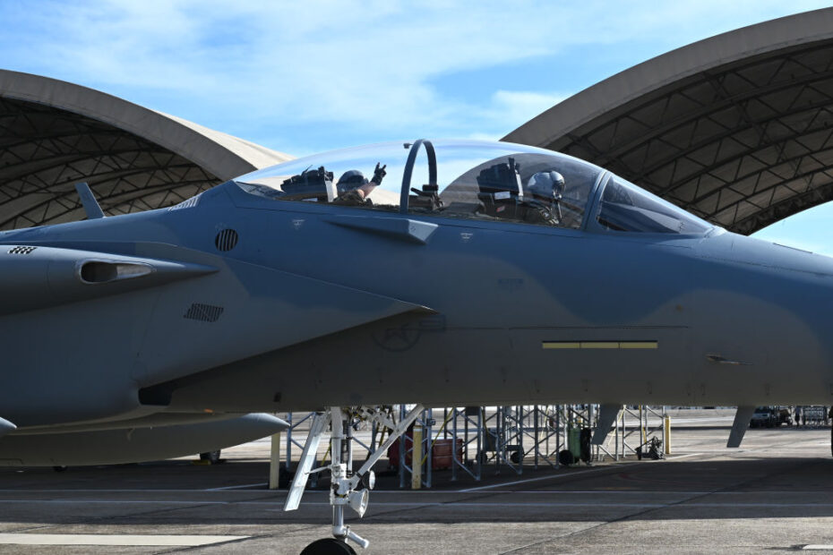El piloto del 123º Escuadrón de Cazas, Teniente Coronel Joel "Thermo" Thesing, junto con el piloto del 85º Escuadrón de Pruebas y Evaluación, Mayor Scott "Hoosier" Addy (asiento trasero), recorren la pista en un F-15 EX en la Base de la Fuerza Aérea de Eglin, Florida, el 7 de marzo de 2024. Thesing es el primer piloto afincado en Portland (Oregón) que vuela y se entrena en el EX, lo que marca un hito importante para su unidad, el Ala 142, que está previsto que reciba su primer EX este verano. (Foto de la Fuerza Aérea de EE.UU. por la Capitana Lindsey Heflin)