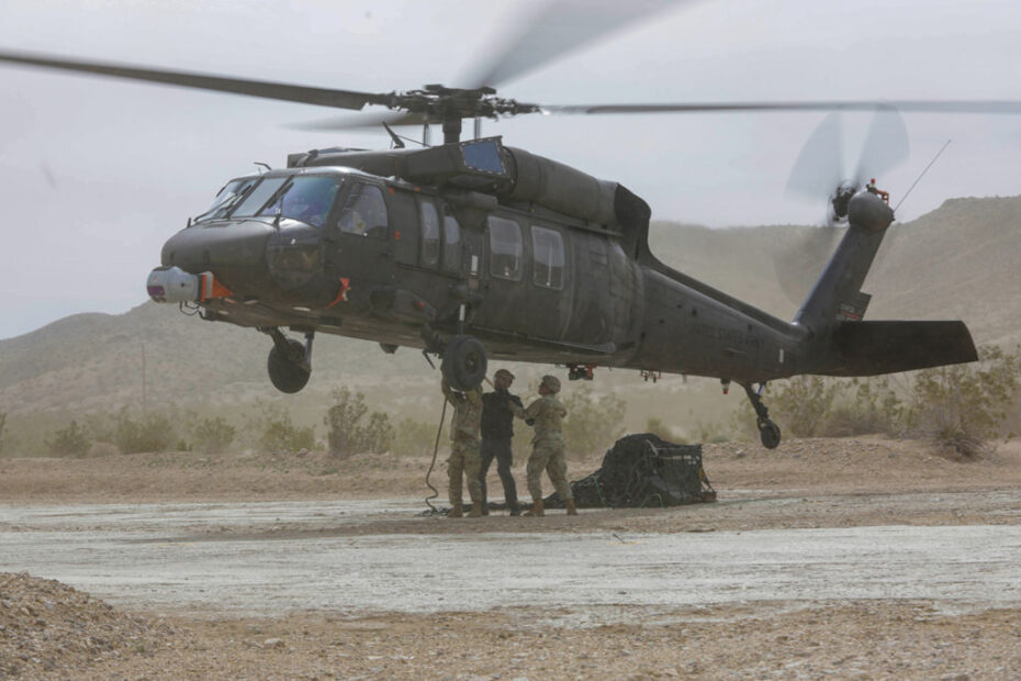 Soldados cargan un helicóptero UH-60A Black Hawk durante un vuelo autónomo como parte de un experimento en Fort Irwin, California, el 10 de marzo de 2024. ©US Army