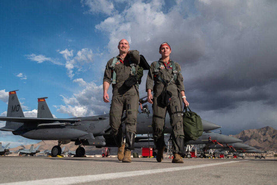 El mayor Nathan Persons y la capitán Annie Braun, oficial de sistemas de armas, abandonan un F-15E Strike Eagle tras finalizar una misión del ejercicio Red Flag-Nellis 24-2 en la base aérea de Nellis, Nev, el 18 de marzo de 2024. Los ejercicios Red Flag proporcionan a las tripulaciones aéreas la experiencia de múltiples e intensas salidas de combate aéreo en la seguridad de un entorno de entrenamiento. (Foto de la Fuerza Aérea de EE.UU. por William R. Lewis)