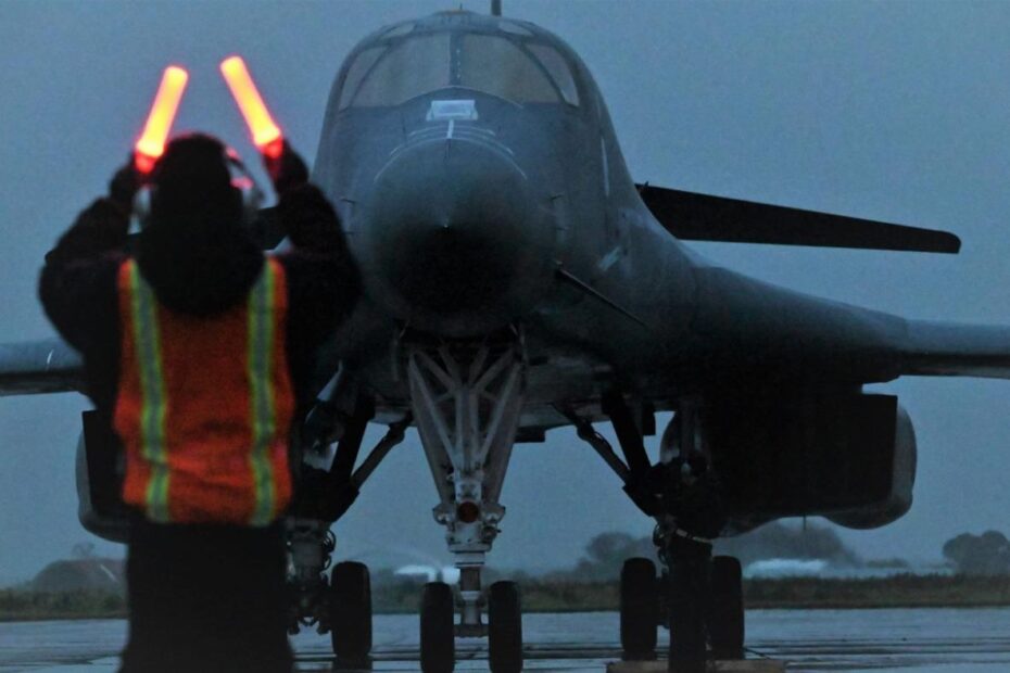 Un jefe de tripulación de EE.UU., guía un B-1B Lancer hasta un lugar de estacionamiento durante la Fuerza Aérea de Bombarderos 24-2 en la Base Aérea de Morón, España, 24 de marzo de 2024. El despliegue rotatorio de las fuerzas de bombarderos de EE.UU. en Europa es una prueba del compromiso permanente con los Aliados de la OTAN y con una Europa entera, libre y pacífica. Las fuerzas de EE.UU. están listas, posicionadas y bien preparadas para integrarse con los Aliados y socios de los países anfitriones para disuadir las amenazas y defender la Alianza. Foto de la Fuerza Aérea de EE.UU. Holly Cook