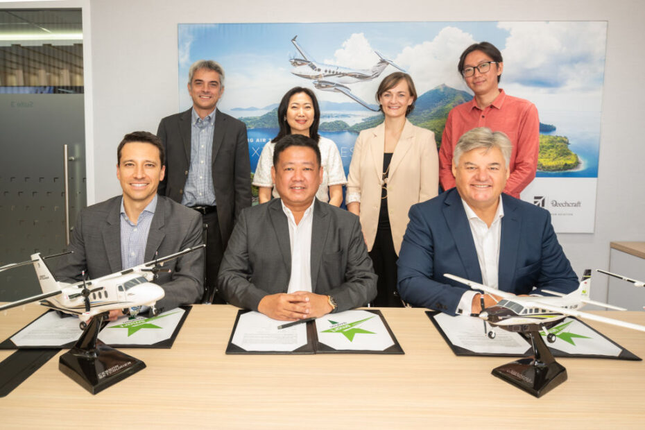 Representantes de Textron Aviation y Smart PT durante la ceremonia de firma en el Salón Aeronáutico de Singapur (representantes de izquierda a derecha; Juan Escalante (sentado), Lachlan Cullen, Pongky Majaya (sentado), Marianna Elias, Jodie Bevan, Tony Jones (sentado), Lerry Janurengers). ©Textron Aviation