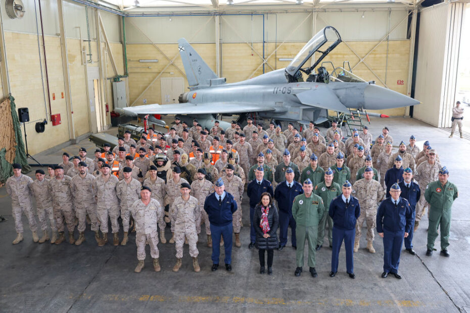 La ministra visita el Ala 11 y el Segundo Escuadrón de Apoyo al Despliegue Aéreo (SEADA), en la Base Aérea de Morón de la Frontera. Foto: Iñaki Gómez/MDE