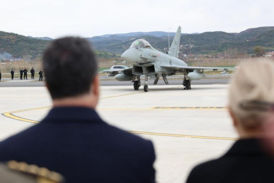 Un Eurofighter italiano sentado en una plataforma de la base aérea de Kuçova durante la ceremonia tras aterrizar aquí por primera vez. Italia y Grecia garantizan la vigilancia aérea de la OTAN sobre Albania con cazas desde sus bases. Foto cortesía de las Fuerzas Armadas de Albania.