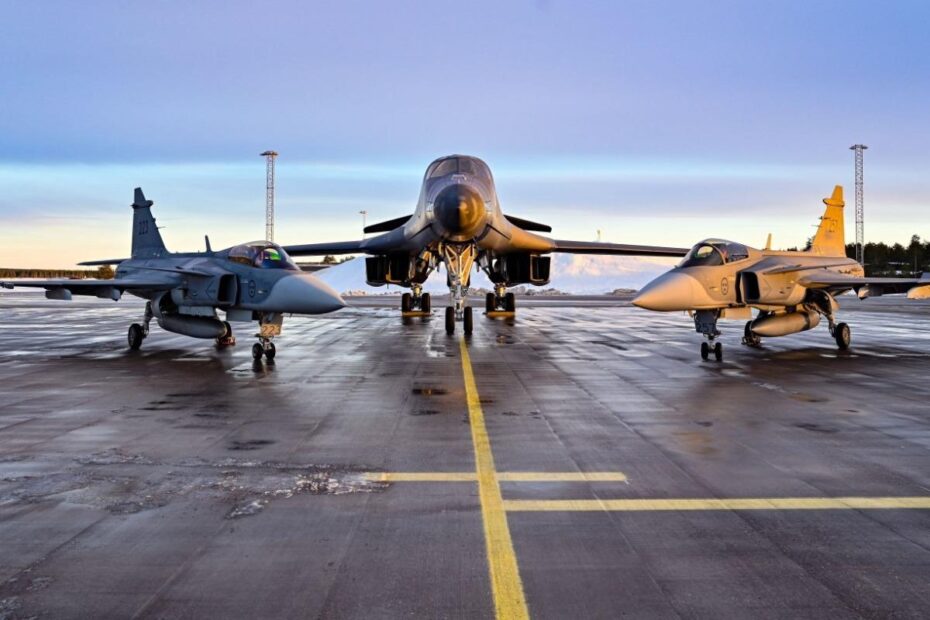 Un bombardero B-1B de la Fuerza Aérea de EE.UU. en la base aérea de Luleå-Kallax, Suecia, junto a dos Saab JAS 39 Gripen durante la Bomber Task Force 24-2. Estas misiones permiten a las tripulaciones mantener un alto nivel de preparación y validar una capacidad de ataque global siempre lista. Fotografía de Jake Jacobsen.