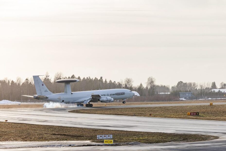 Un E-3A AWACS de la OTAN aterriza en la Base Aérea de Rygge, Noruega, durante el Ejercicio Nordic Response 2024. Foto cortesía de Onar Digernes Aase, Fuerzas Armadas de Noruega.