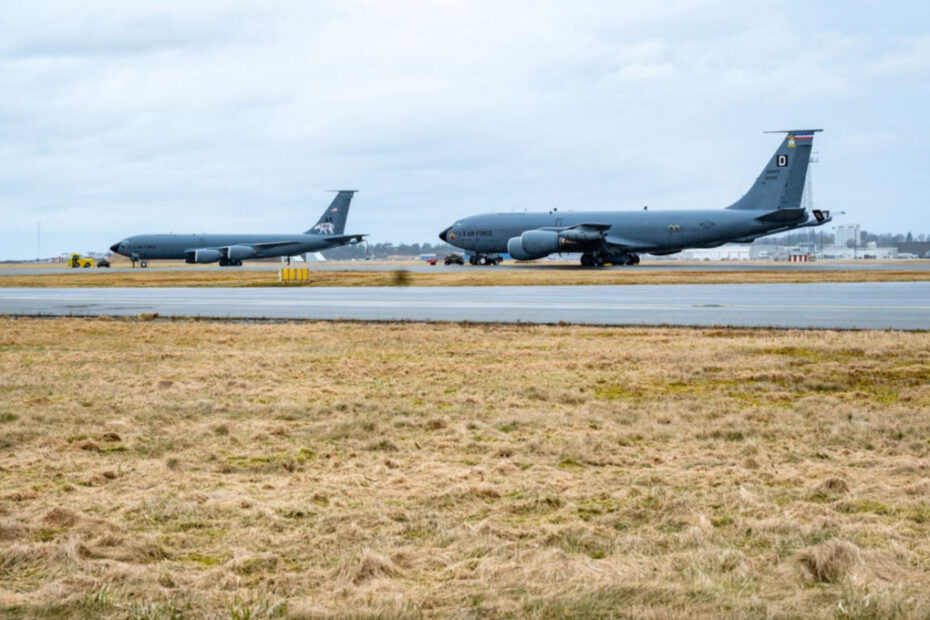 Un KC-135 Stratotanker de la Fuerza Aérea de EE.UU. asignado al 100º Ala de Reabastecimiento Aéreo, a la derecha, junto a un KC-135 del 168º Ala de la Guardia Nacional Aérea de Alaska, a la izquierda, en la Estación Aérea de Sola, Stavanger, Noruega, el 13 de marzo de 2024. El 100º ARW puso en práctica su capacidad para implementar un empleo de combate ágil y reactivo durante el ejercicio Nordic Response 24 cuando tuvo que desviarse a Stavanger para mantener las operaciones de vuelo para NR24. El inesperado cambio de ubicación puso de relieve la capacidad de las fuerzas estadounidenses para aterrizar en la base de un aliado, instalarse rápidamente y comenzar las operaciones de vuelo junto con sus homólogos de los ANG. El movimiento y la maniobrabilidad son elementos críticos de ACE y requieren la integración con nuestros aliados y socios para ser eficaces. (Foto de la Fuerza Aérea de EE.UU. por el sargento técnico Steven Adkins).