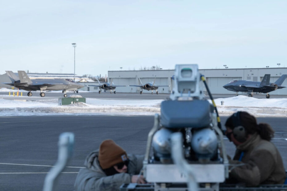 Aviones F-35A Lightning II rodando en la línea de vuelo mientras aviadores asignados al 355º Escuadrón de Generación de Cazas preparan el equipo para ser cargado durante el ejercicio Arctic Gold 24-2 en la Base de la Fuerza Aérea Eielson, Alaska, 20 de marzo de 2024. El ejercicio AG 24-2 reforzó la capacidad del 354º Escuadrón de Cazas de generar rápidamente apoyo para desplegar potencia aérea de quinta generación. (Foto de la Fuerza Aérea de EE.UU. por el aviador de primera clase Carson Jeney)