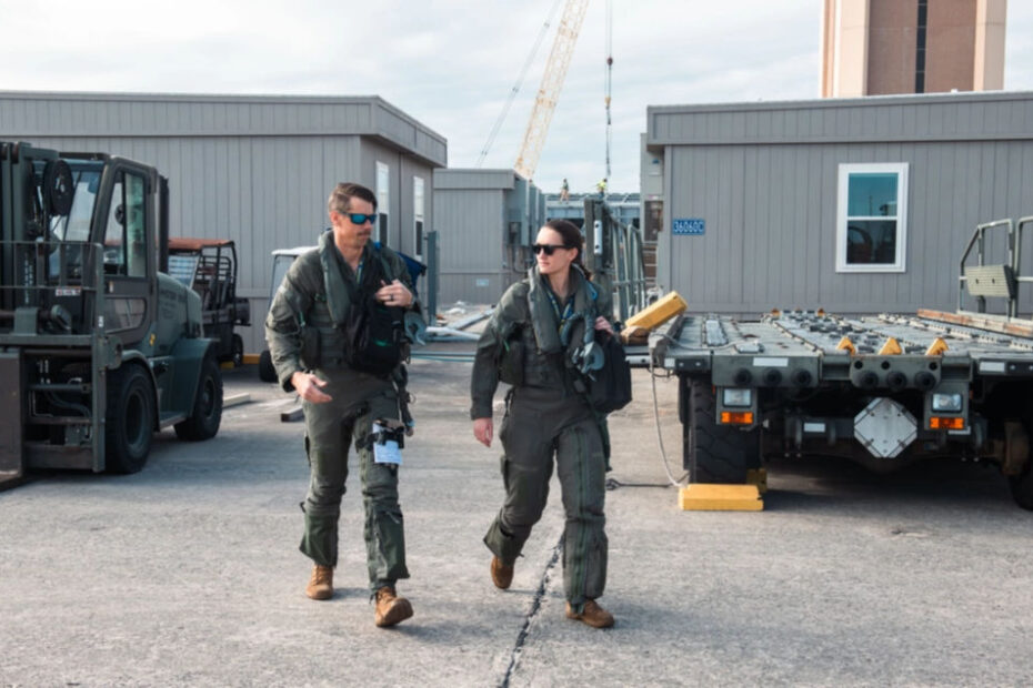 Desde la izquierda, el capitán de la Fuerza Aérea de EE.UU. Justin Splain y la capitán Audrey Wilson, pilotos del 95º Escuadrón de Caza F-35A Lightning II, caminan hacia la línea de vuelo en la Base de la Fuerza Aérea de Tyndall, Florida, 22 de febrero de 2024. Wilson fue destacada durante el Mes de la Historia de la Mujer como una de las primeras pilotos de F-35 de Tyndall. (Foto de la Fuerza Aérea de EE.UU. por Venessa Armenta)