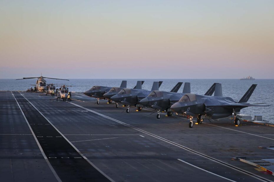 Cubierta de vuelo del HMS Prince of Wales al amanecer. Unidades del Carrier Strike Group (CSG) del Reino Unido reunidas para el inicio del Ejercicio Joint Warrior, un ejercicio dirigido por el Reino Unido que forma parte del Ejercicio Steadfast Defender (STDE24) de la OTAN. El grupo operativo está liderado por el UKCSG embarcado en el HMS Prince of Wales, que está operando jets F-35B junto con helicópteros Merlin y Wildcat. ©Royal Navy