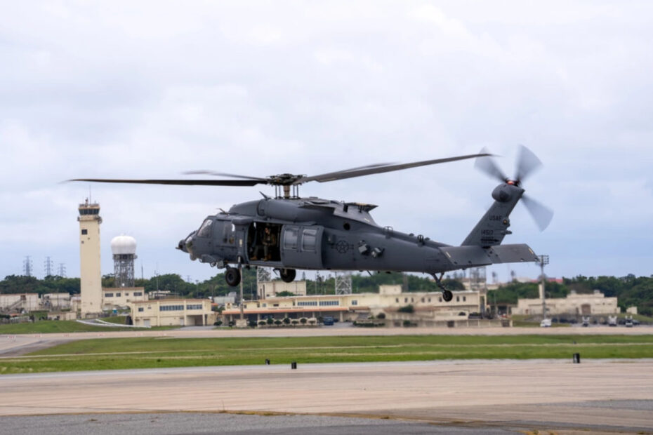 Un HH-60W Jolly Green II de la Fuerza Aérea de EE.UU. asignado al 33º Escuadrón de Rescate despega de la línea de vuelo para su primer vuelo en la Base Aérea de Kadena, Japón, 27 de febrero de 2024. El HH-60W es el sucesor del HH-60G Pave Hawk y está diseñado desde cero con sistemas de misión integrados y cuenta con nuevas pantallas multifunción para proporcionar a los pilotos información crítica de vuelo. (Foto de la Fuerza Aérea de EE.UU. por el aviador de primera clase Luis E. Ríos Calderón)