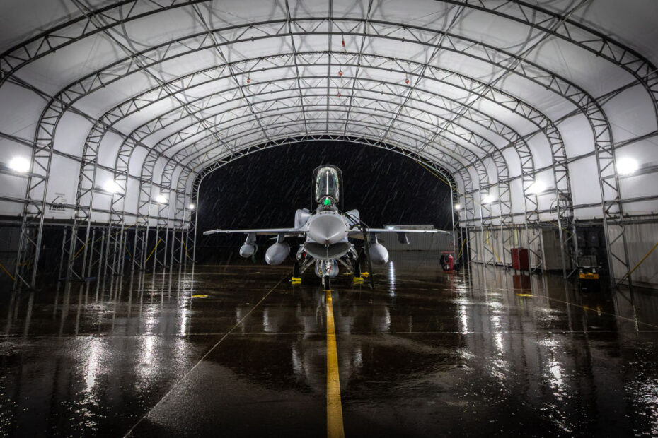 Se completan las comprobaciones previas al vuelo del caza monoplaza F-16 Block 70 de Bahréin como preparación para su vuelo en transbordador desde Greenville (Carolina del Sur) a Bahréin el 6 de marzo de 2024. ©Lockheed Martin