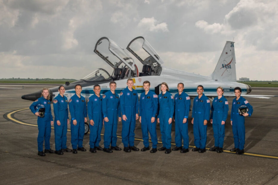 La promoción de astronautas de la NASA de 2017: (de izquierda a derecha) Zena Cardman, Jasmin Moghbeli, Jonny Kim, Frank Rubio, Matthew Dominick, Warren Hoburg, Robb Kulin, Kayla Barron, Bob Hines, Raji Chari, Loral O' Hara y Jessica Watkins. Crédito de la foto: NASA/Robert Markowitz