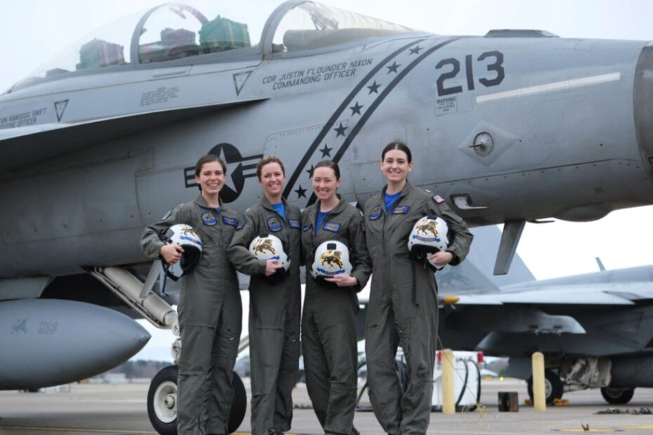 Pilotos del VFA-213 y un Oficial de Sistemas de Armas participan en la Celebración Virtual del Mes de la Historia de la Mujer de la Administración Federal de Aviación (FAA). En honor al Mes de la Historia de la Mujer, la Administración Federal de Aviación (FAA) invitó a las mujeres que prestan servicio en la aviación naval, asignadas al Escuadrón de Cazas de Ataque (VFA) 213, a participar en su celebración anual el 26 de marzo de 2024. Foto de cortesía